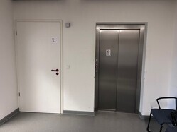 Aufzug innen und WC-Tür