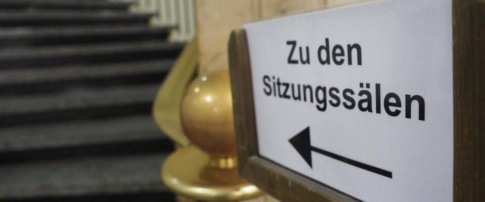 Saal_Schild